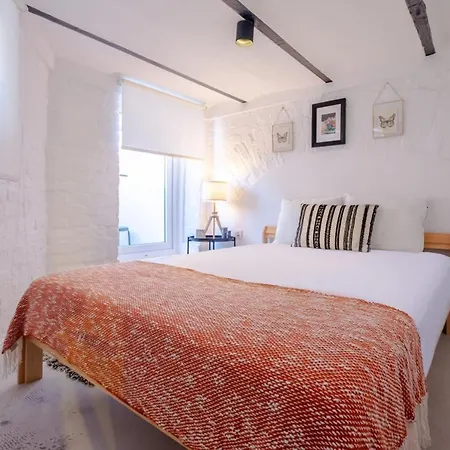 Vibrant Flat 5 Minutes Walk To Istiklal In Beyoglu Διαμέρισμα